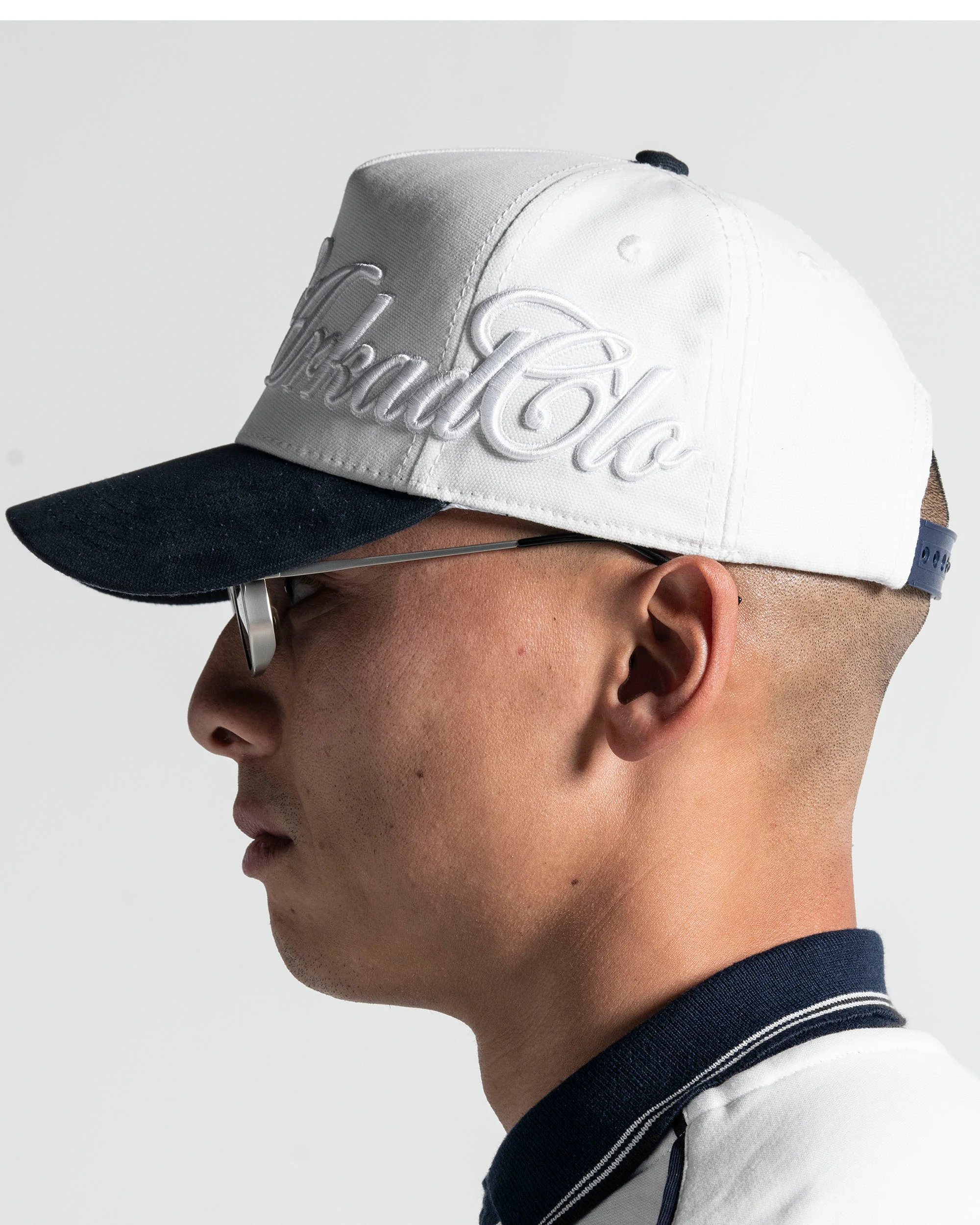 Trucker Cap Blanca con Azul - Image 10