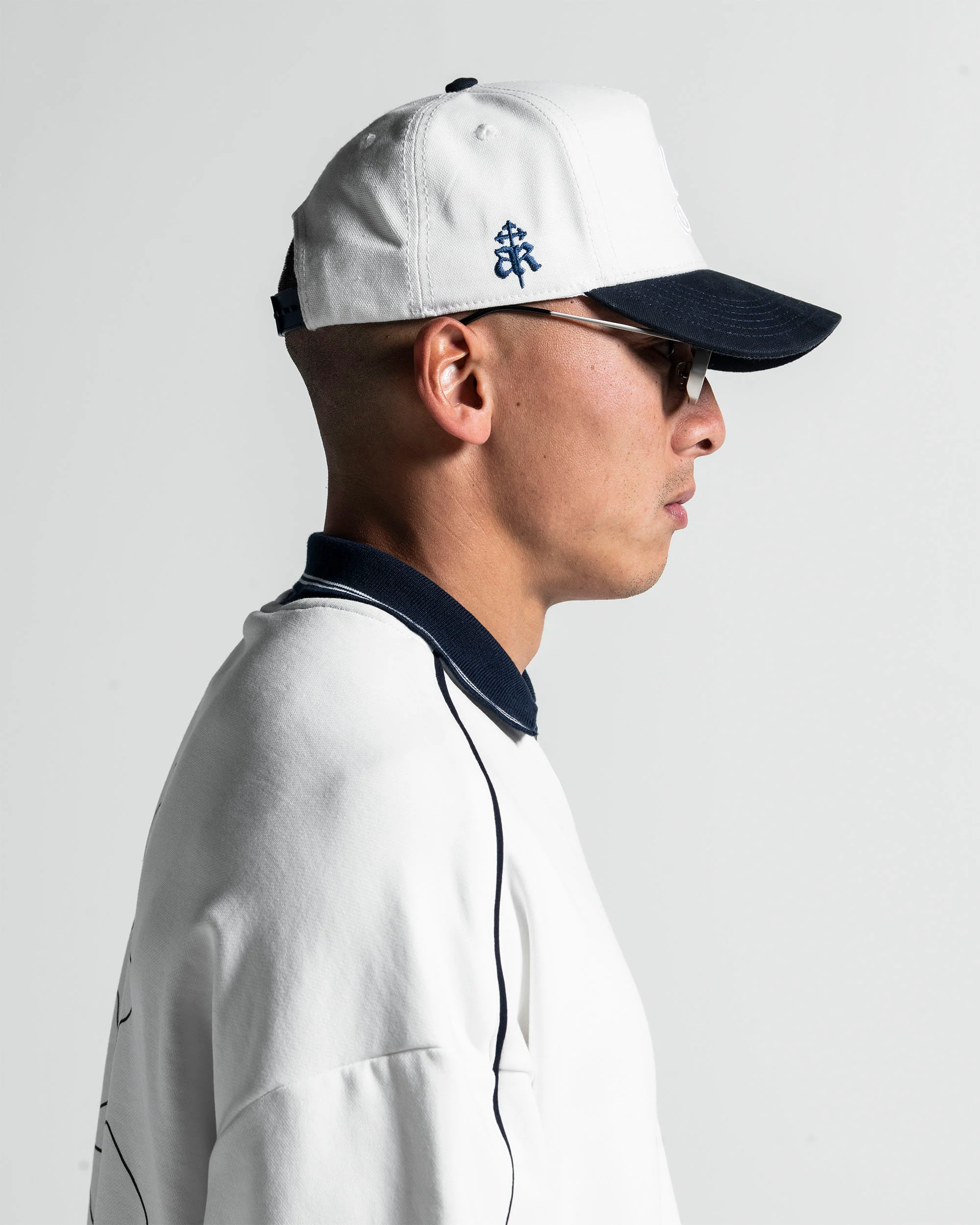 Trucker Cap Blanca con Azul - Image 3