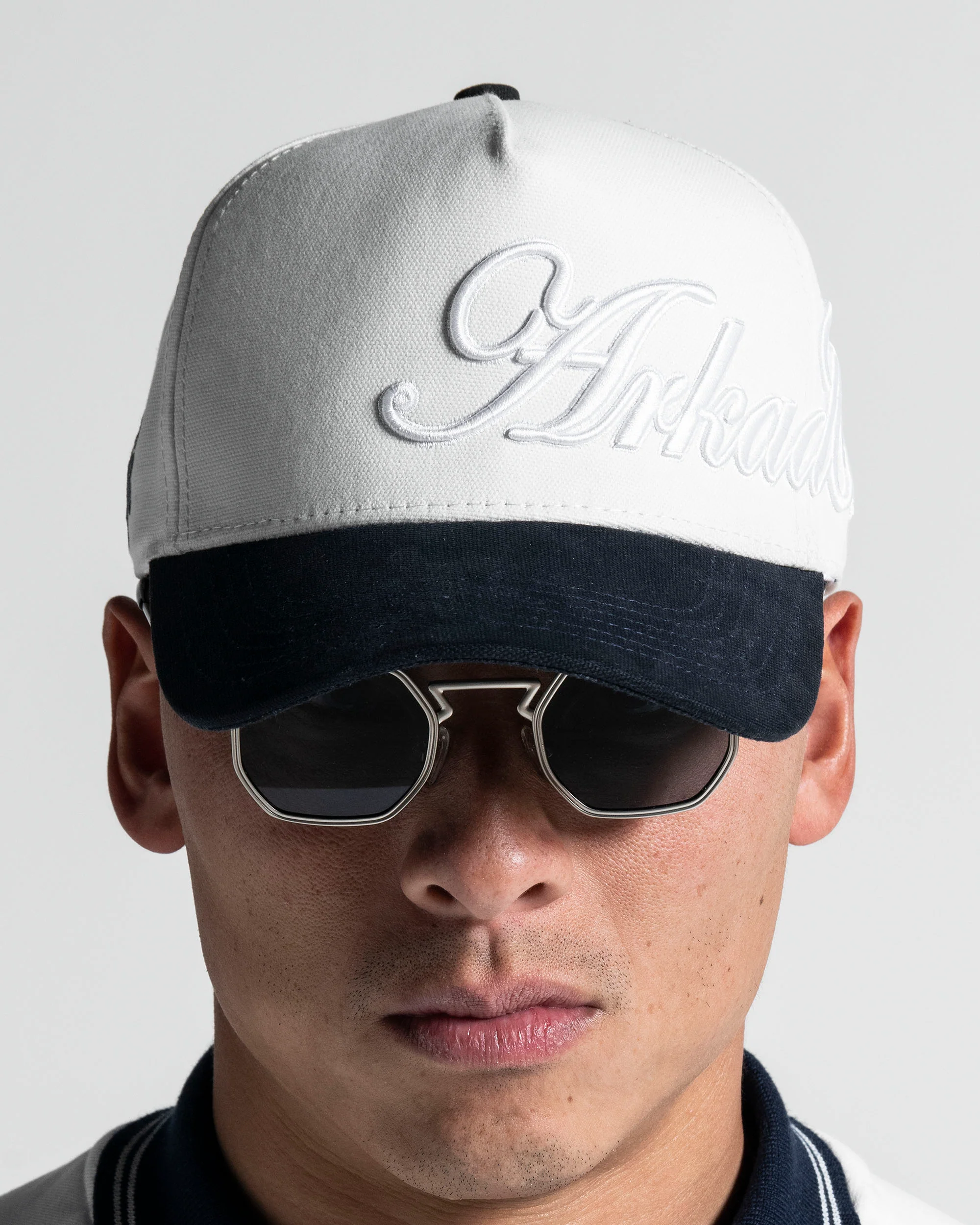 Trucker Cap Blanca con Azul - Image 5