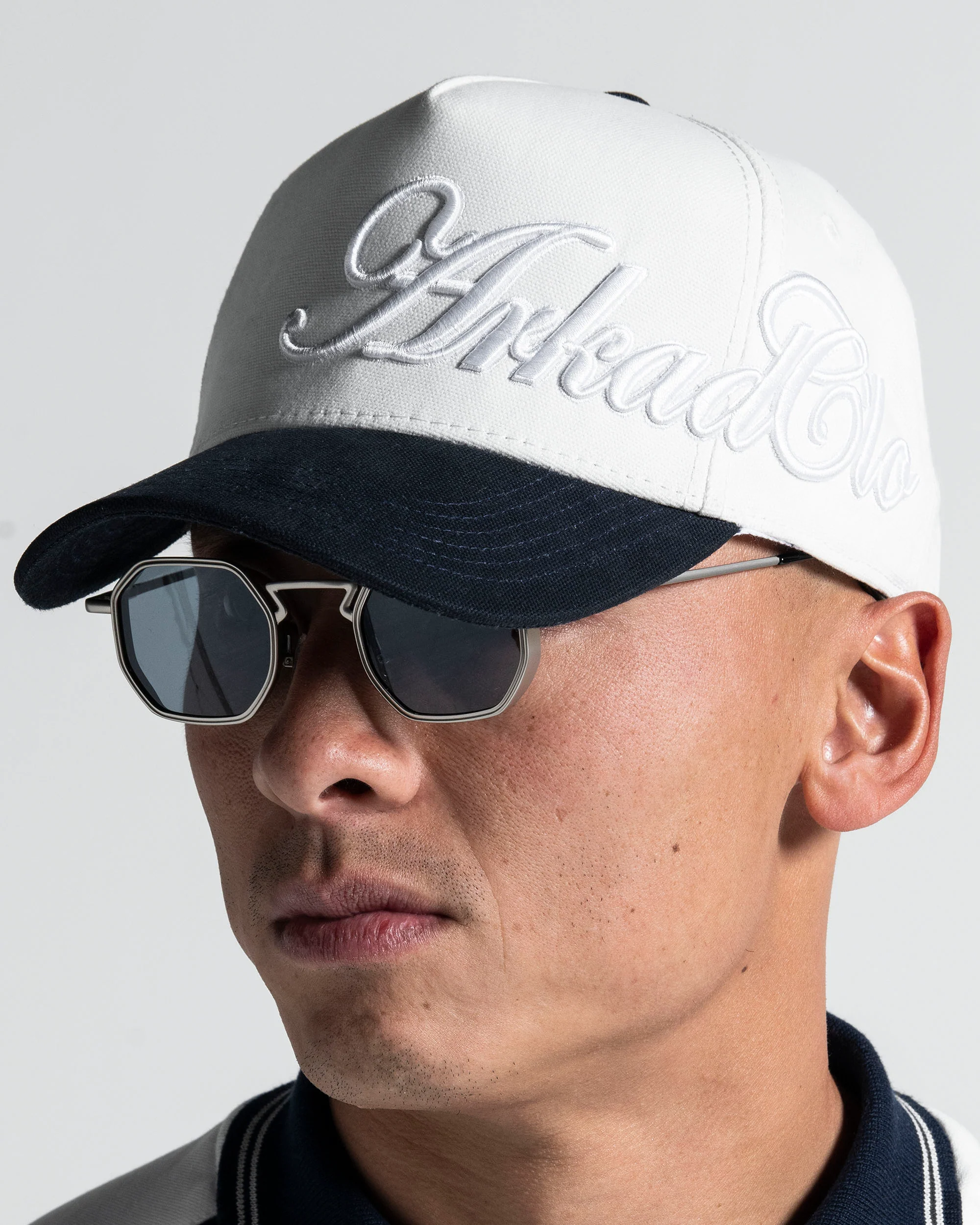 Trucker Cap Blanca con Azul - Image 6