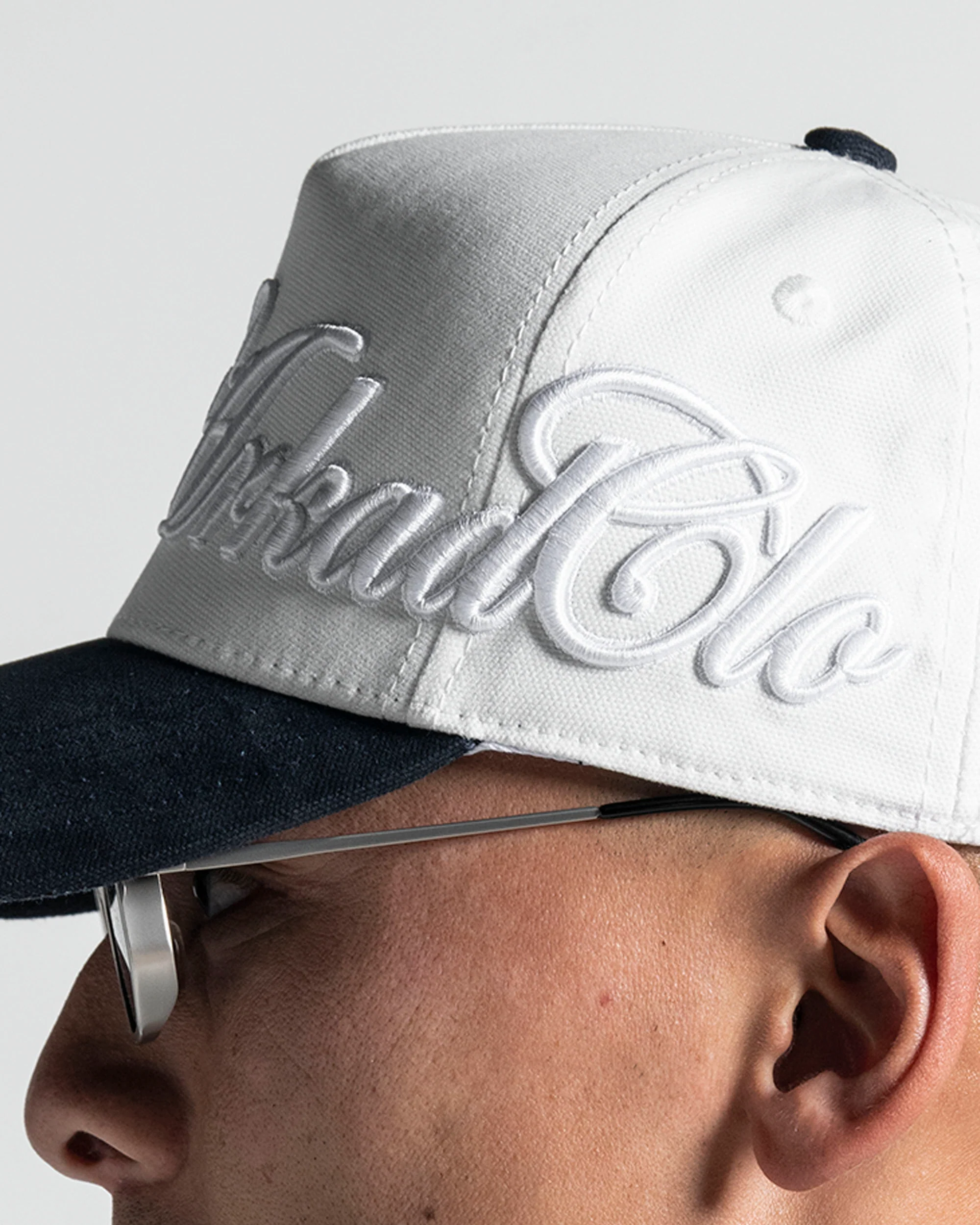 Trucker Cap Blanca con Azul - Image 7