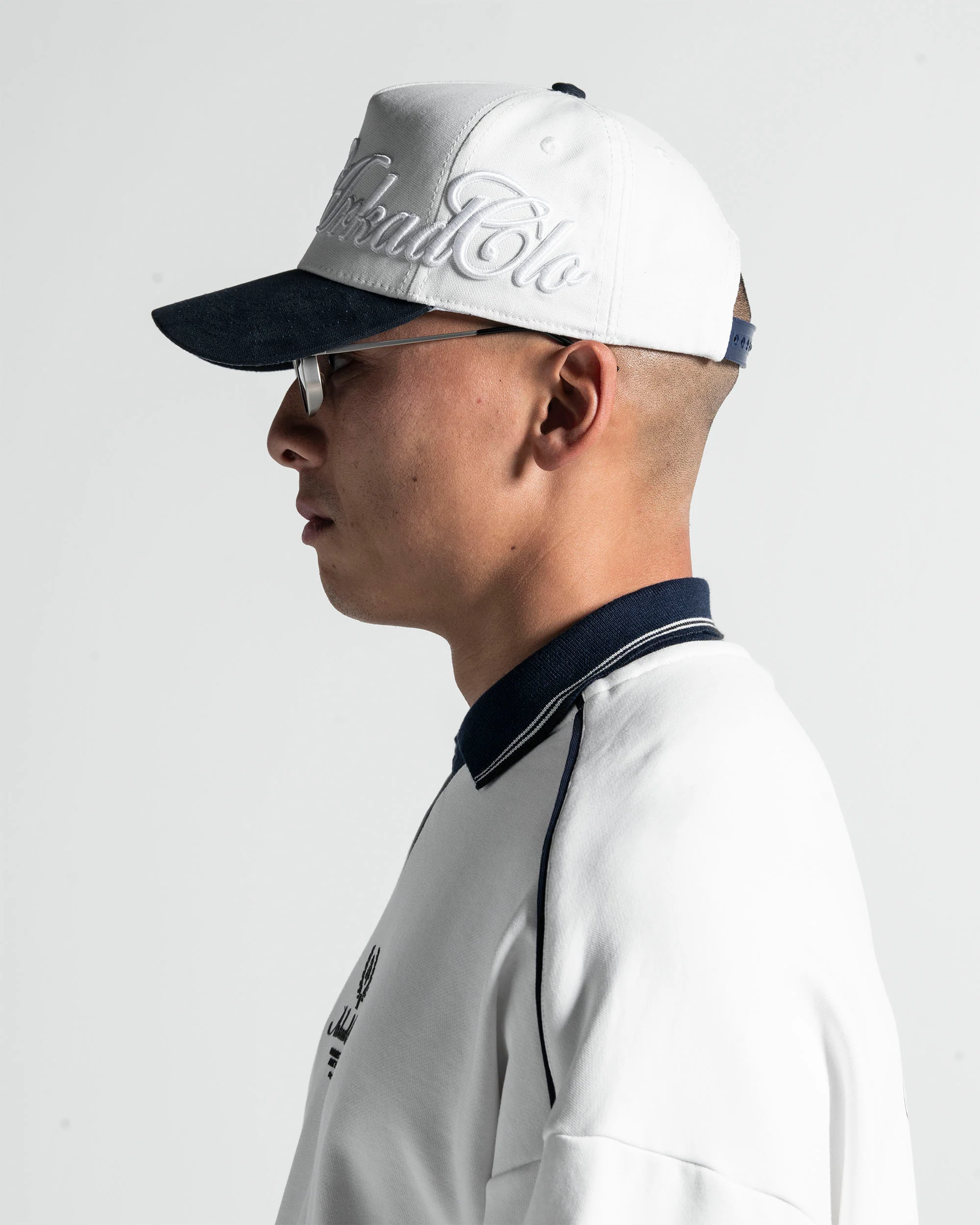 Trucker Cap Blanca con Azul - Image 8