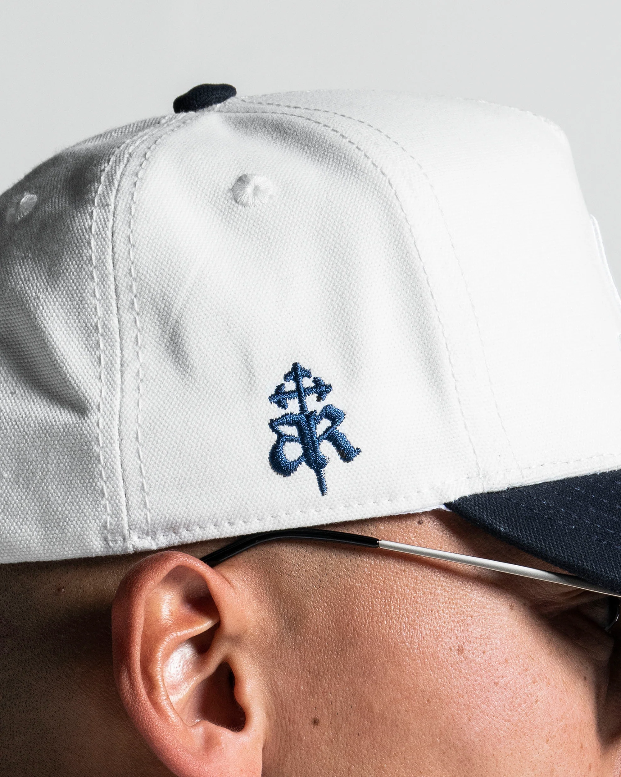 Trucker Cap Blanca con Azul - Image 9