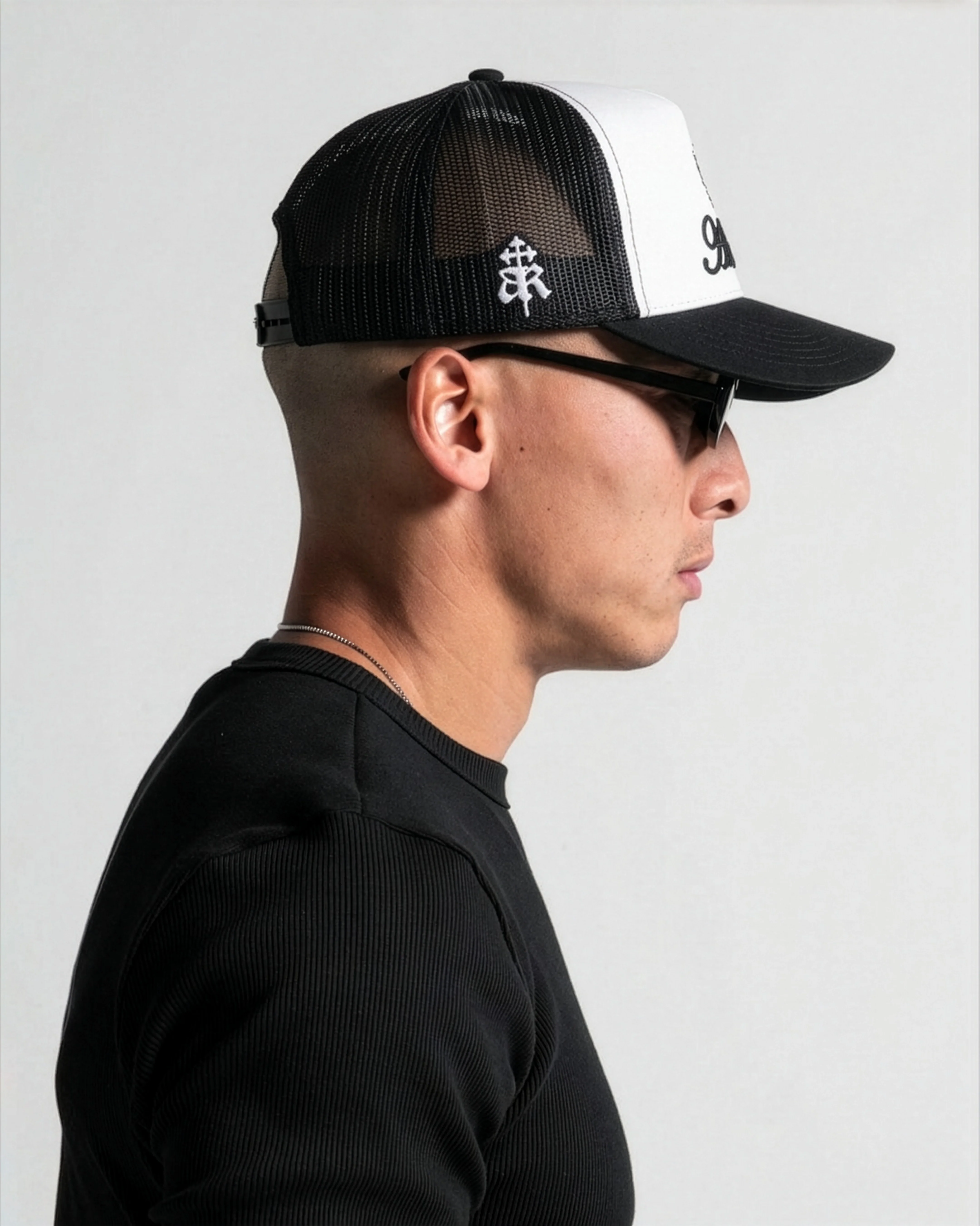 Trucker Cap Blanca con Negro - Image 3