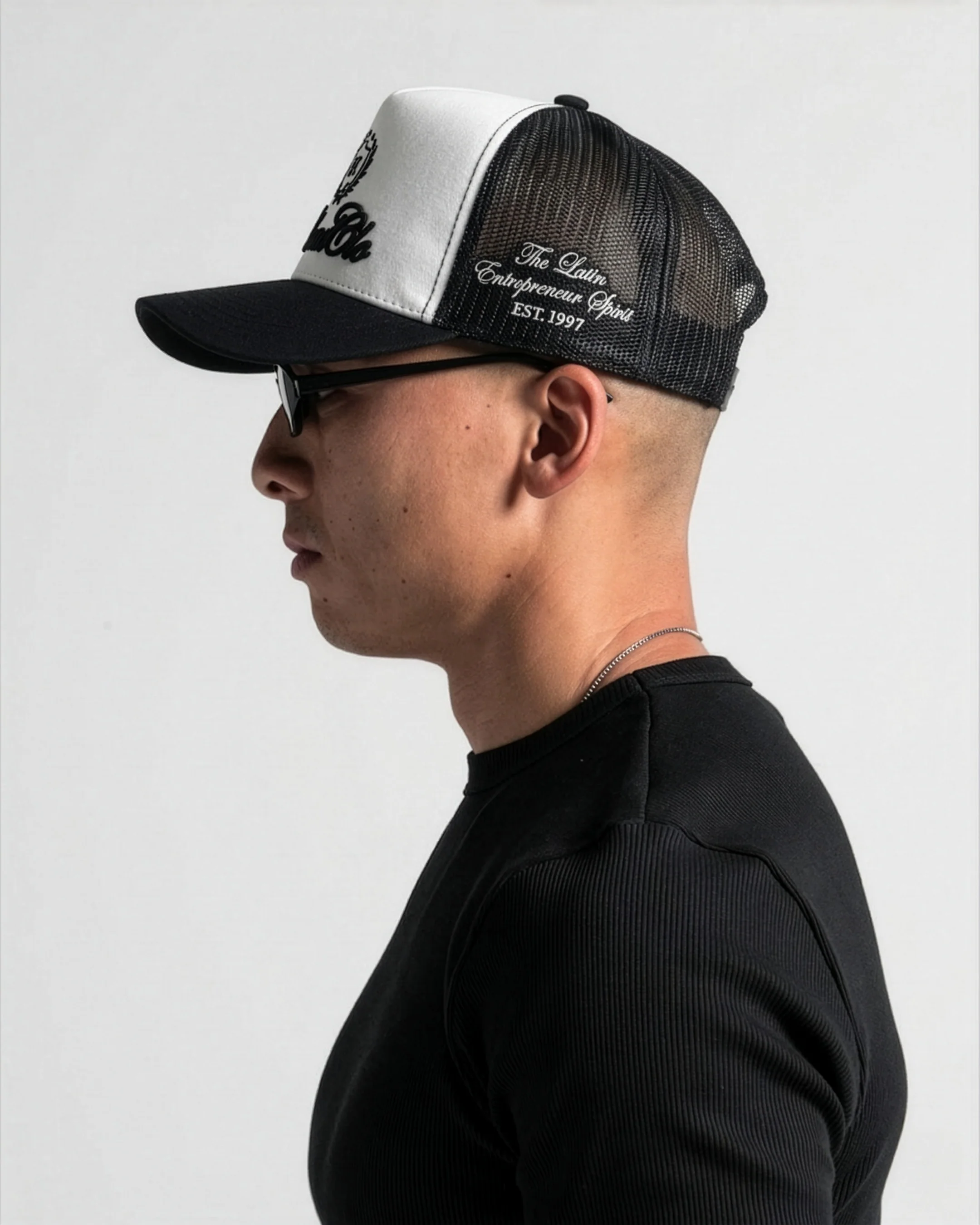 Trucker Cap Blanca con Negro - Image 4